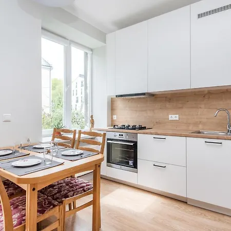 Apartment Updated 2bdr W-balcony, Vintage Apt In Upscale Neighborhood, By Cohost *