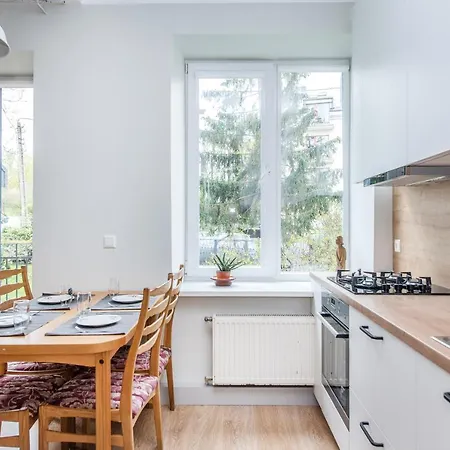 Updated 2bdr W-balcony, Vintage Apt In Upscale Neighborhood, By Cohost شقة