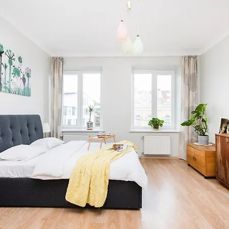 Updated 2bdr W-balcony, Vintage Apt In Upscale Neighborhood, By Cohost