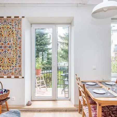 Updated 2bdr W-balcony, Vintage Apt In Upscale Neighborhood, By Cohost شقة