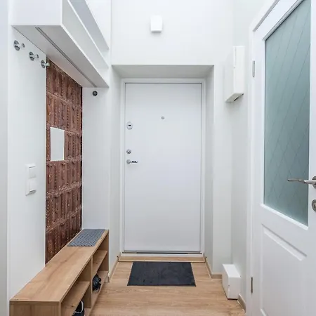 Updated 2bdr W-balcony, Vintage Apt In Upscale Neighborhood, By Cohost