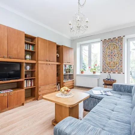 Updated 2bdr W-balcony, Vintage Apt In Upscale Neighborhood, By Cohost شقة