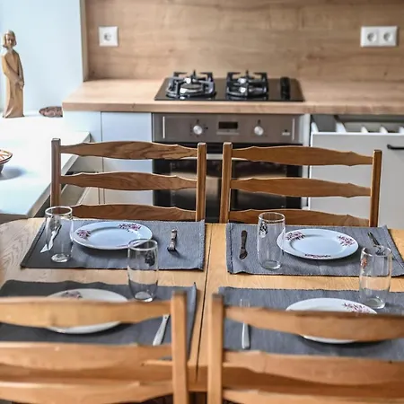 Updated 2bdr W-balcony, Vintage Apt In Upscale Neighborhood, By Cohost *