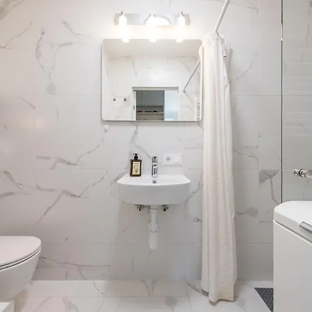 Updated 2bdr W-balcony, Vintage Apt In Upscale Neighborhood, By Cohost شقة فيلنيوس