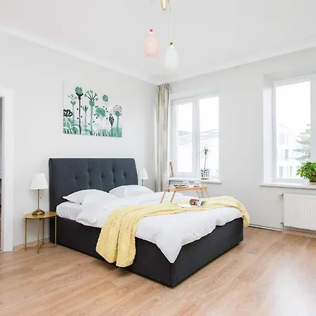 Apartment Updated 2bdr W-balcony, Vintage Apt In Upscale Neighborhood, By Cohost *