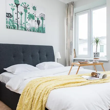 Updated 2bdr W-balcony, Vintage Apt In Upscale Neighborhood, By Cohost Apartment *