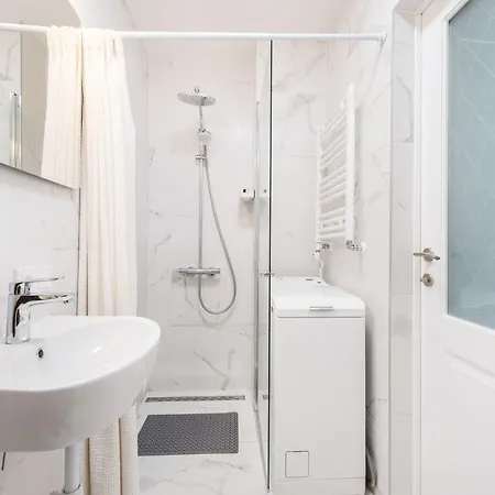 Updated 2bdr W-balcony, Vintage Apt In Upscale Neighborhood, By Cohost Apartment
