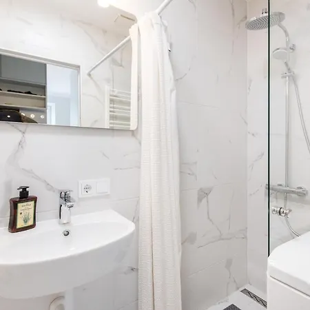 Updated 2bdr W-balcony, Vintage Apt In Upscale Neighborhood, By Cohost * Vilnius