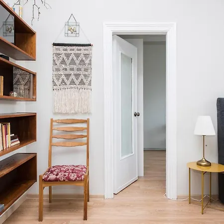 Updated 2bdr W-balcony, Vintage Apt In Upscale Neighborhood, By Cohost Apartman *